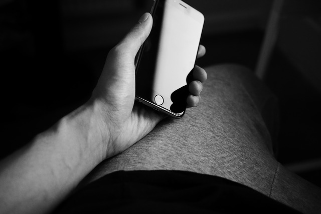 手からスマホを離せないスマホ依存症の人