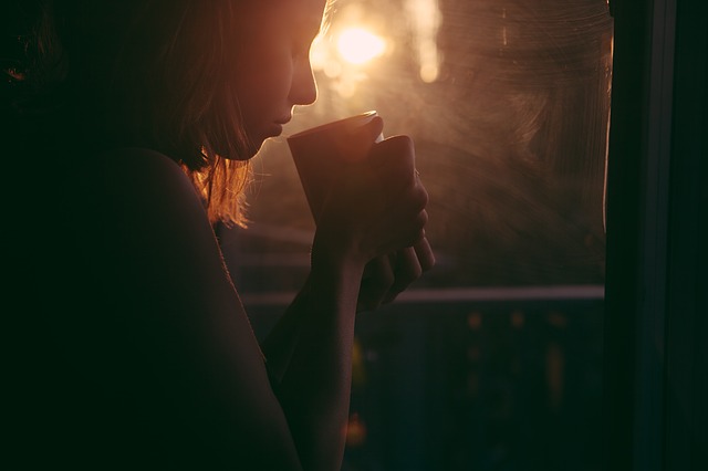 WiMAXの電波が室内に届かずコーヒーを飲んで考える女子