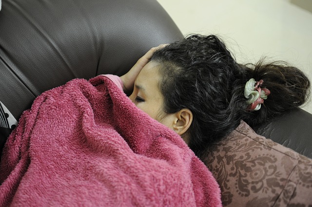 朝なかなか起きない環境で眠る女子